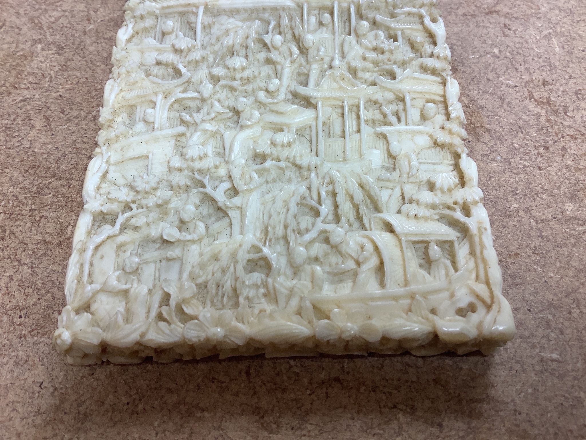 A Chinese Cantonese carved ivory card case, 10.8 cm